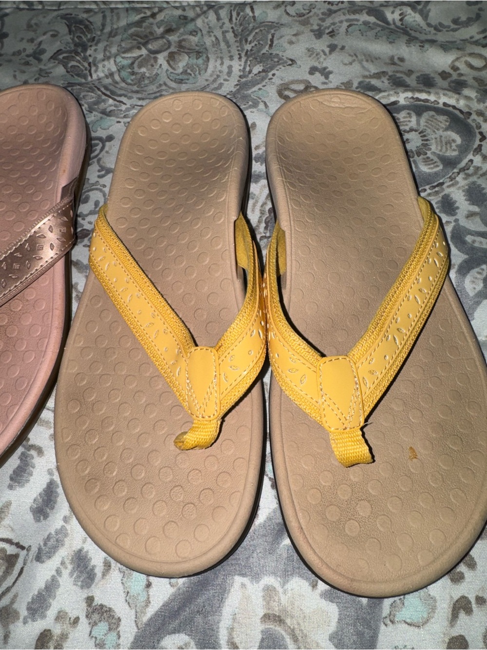 Vionic size 8 Yellow and Tan Thong Sandals